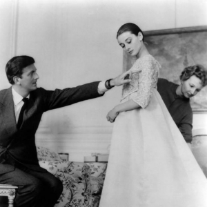 1953年，26岁的纪梵希第一次见到24岁的赫本，不婚不娶守护她46年