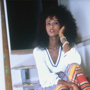 她是索马里超模，八九十年代时尚偶像，大师詹尼·范思哲的灵感