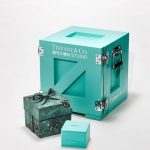 蒂芙尼“青铜礼盒”展现未来遗迹美学，阿玛尼新眼影打破传统压盘设计丨是日美好事物