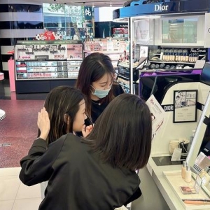 在上海各大热门商圈卖了九年美妆，我发现这里的顾客爱美又懂行