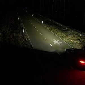 比特斯拉炫酷多了！福特汽车新技术确认：前大灯可投射道路信息