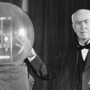 电灯的发明人到底是不是爱迪生，争议点在哪里？严格来说不是