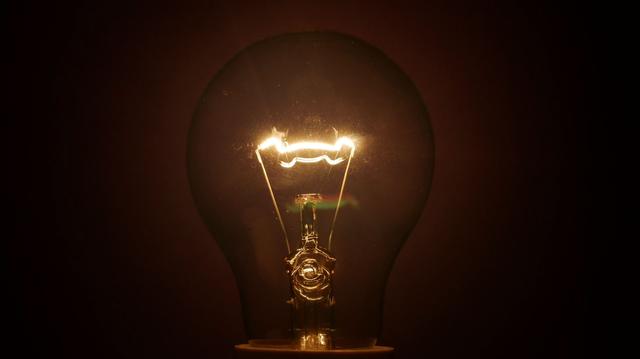 电灯的发现人究竟能否是爱迪生，争议点在那里？严酷来说不是