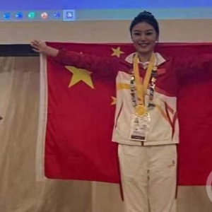 重庆女孩做美容成世界冠军：自创中医按摩手法，关键时刻用床单“救场”