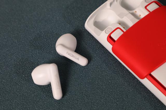 典范复刻 新增TWS耳机功用 诺基亚5710 XpressAudio评测