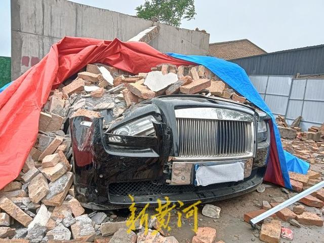 “西安墙体倾圮砸坏劳斯莱斯”现场：17辆车仍被埋，预估损失300万，义务认定难