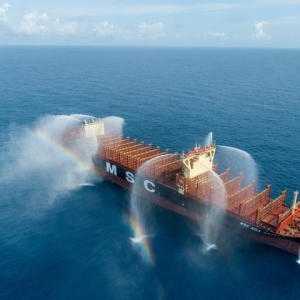 能装16000个标准集装箱，华南地区建造的最大集装箱船命名交付