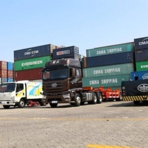 央视曝光！外贸订单下滑30%-40%，集装箱卡车运输掀起价格战