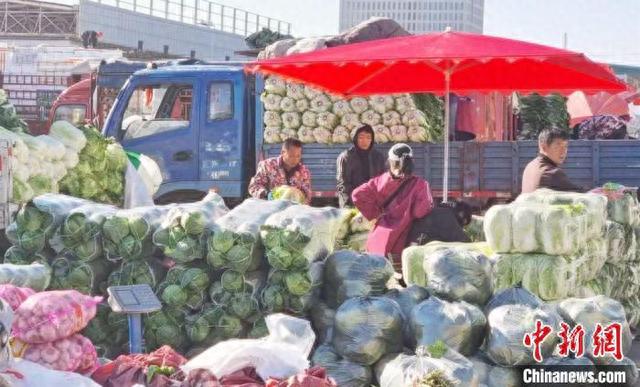 访问新疆最大一级农副产物批发买卖市场：货足价稳 保供全疆