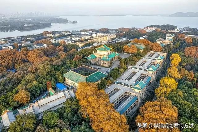 130岁生日的“中国最美大学”武汉大学竟以孔雀蓝琉璃修建而著名