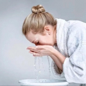 美容界大争议：专家告诉你洗脸正确方法，热水VS冷水，谁能登顶？