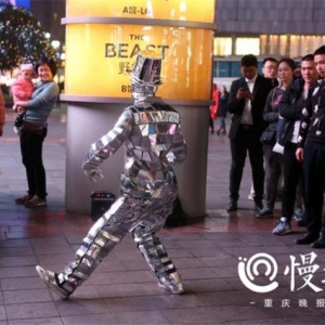 小伙扮镜面人，重庆街头跳舞搞直播 “不为赚钱，就图个开心”
