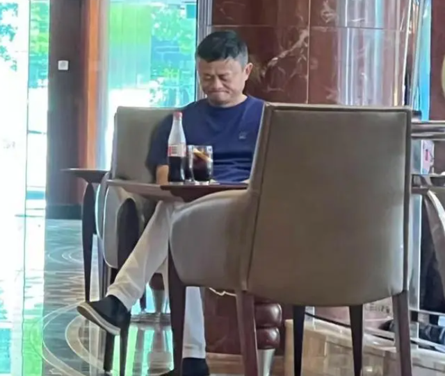 58岁马云国外度假太舒服！喝可乐玩手机接地气，穿布鞋被嘲没钱