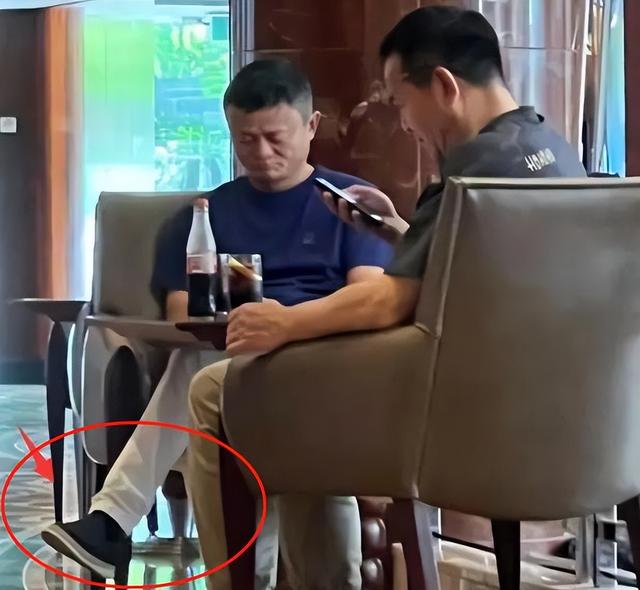 58岁马云现状：穿老北京布鞋、沉迷玩手机，身强体壮无保镳跟从