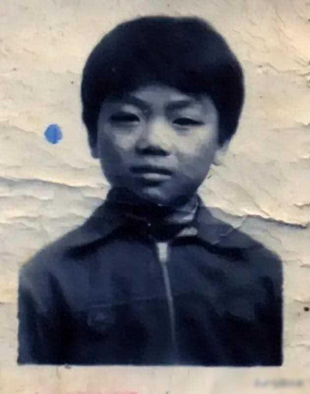 70年末啊，刘强东童年时光的照片，那时他家的条件并不是很好，