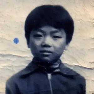 70年底啊，刘强东童年时光的照片，当时他家的条件并不是很好，