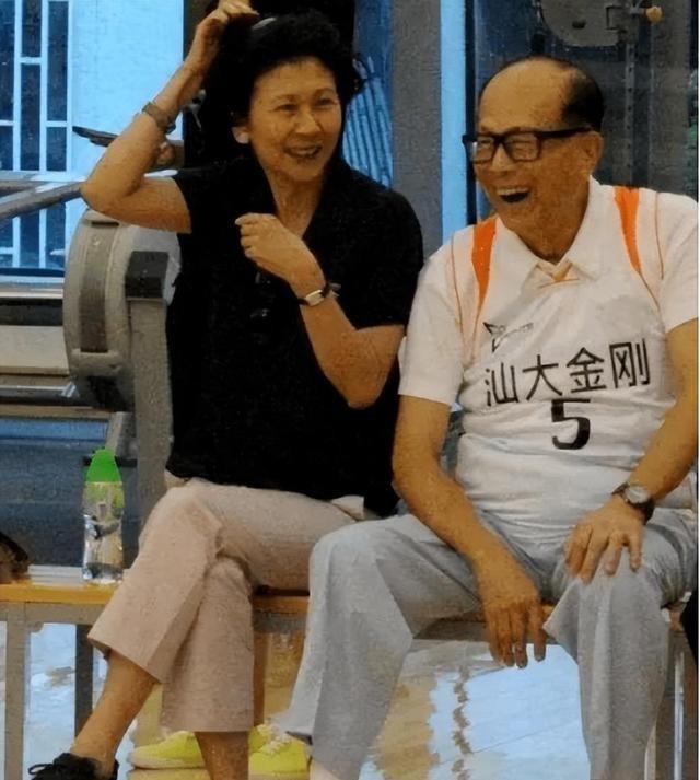 李嘉诚携女友亮相，他94岁仍精神抖擞，和小女友同框看不出年龄差